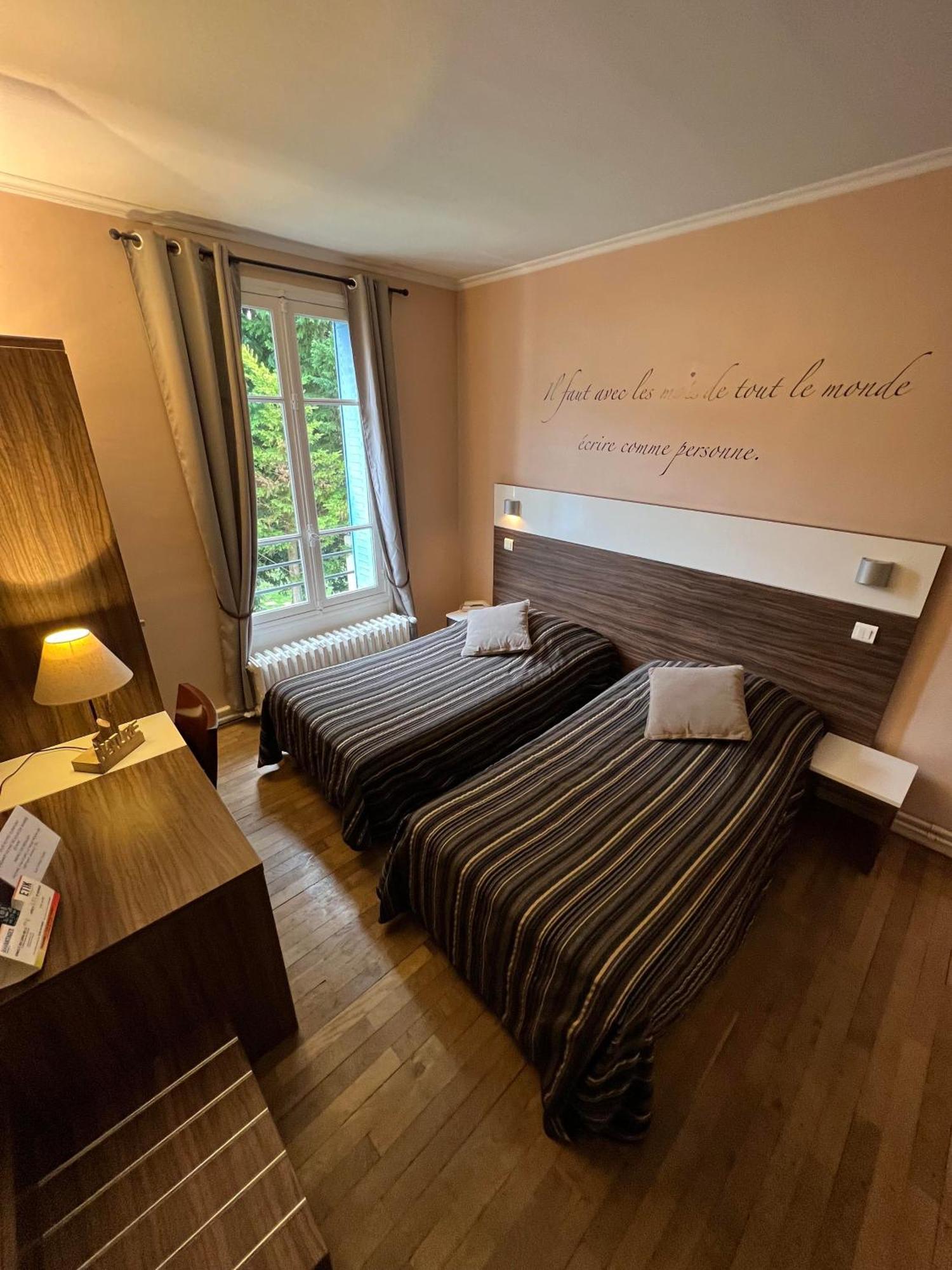 Logis Hotel & Restaurant - Les Bords De Seine Ла-Рош-Гвіон Екстер'єр фото
